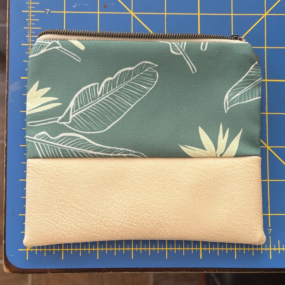 Sandy Feet Hawaii mini zippered clutch